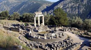 Tempio di Atena a Delfi (fonte: www.studiarapido.it/gli-oracoli-nella-societa-greca/