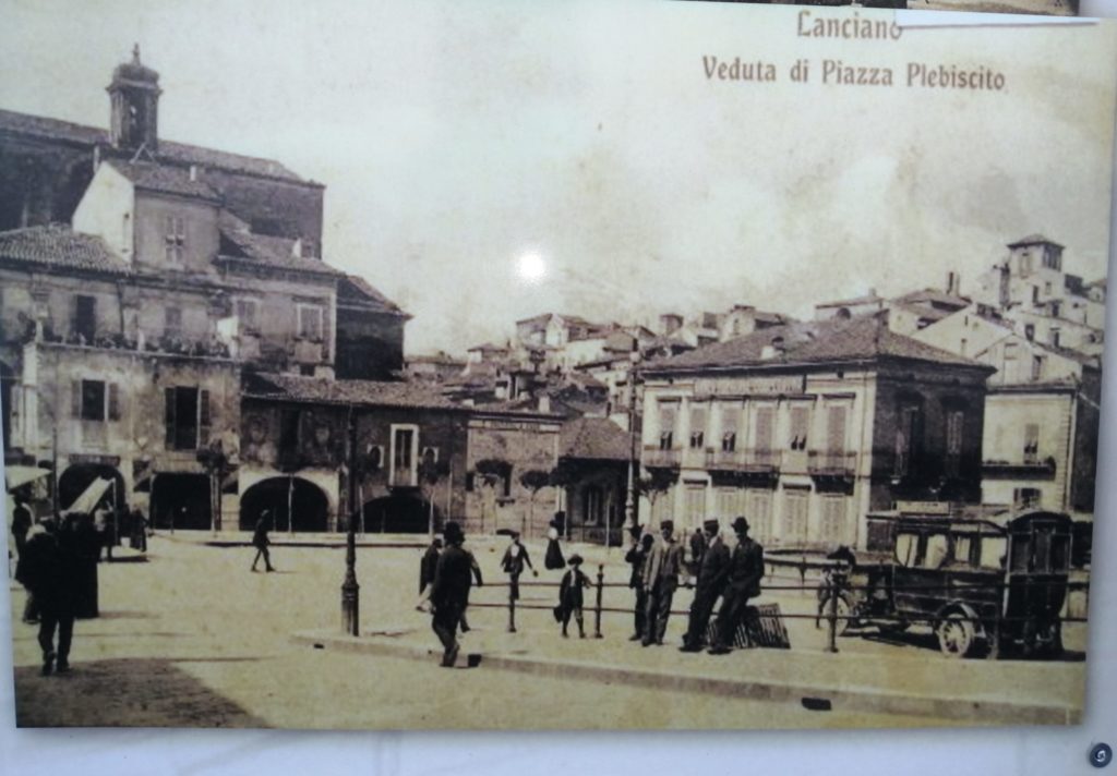 Lanciano antica, Piazza Plebiscito, prima della costruzione della Cattedrale della Madonna del Ponte, 1902 (Archivio Colalé-Rotellini)